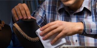 How to Clean Jewelry at Home (With Home Ingredients) 5 Easy Ways to Clean Jewelry at Home