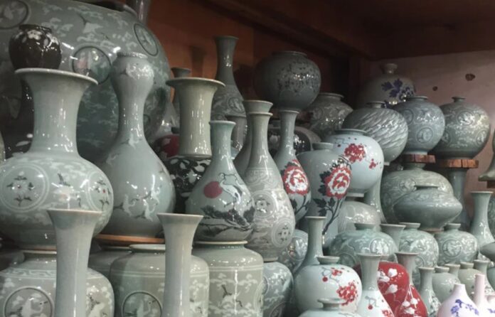 How is Korean celadon pottery made?